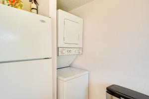 3 Mi to Branson Strip Condo with Golf Course View!