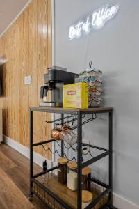 The Shark Tank Cocoa Beach - Coastal Modern, Downtown, 5-Min Walk to Beach, Shops & Bars