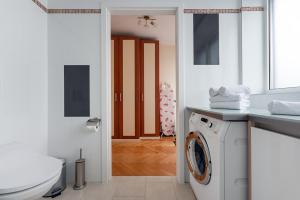 Ruheoase im Dachgeschoss mit Klimaanlage, nur 10 Minuten ins Zentrum