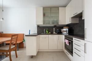 Ruheoase im Dachgeschoss mit Klimaanlage, nur 10 Minuten ins Zentrum