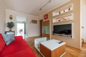 Ruheoase im Dachgeschoss mit Klimaanlage, nur 10 Minuten ins Zentrum