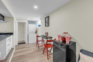 Blue Home Closest to Falls- Lower Suite by Clifton Hill