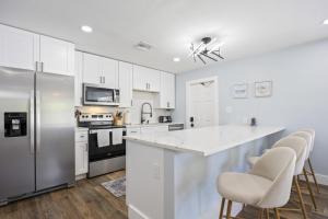 The Shark Tank Cocoa Beach - Coastal Modern, Downtown, 5-Min Walk to Beach, Shops & Bars