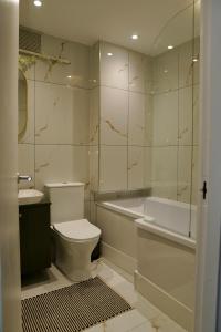 Spacious 1BD Flat near Central London, Office, Smart TV