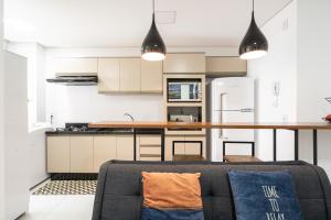 Apartamento em condomínio HOME CLUB, ar-condicionado, cozinha completa, PISCINA e JACUZZI aquecida, SAUNA, ACADEMIA, quadra de esportes playground infantil, salão de jogos a 40m da PRAIA e 15min do Beto Carreiro