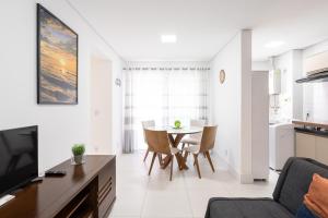 Apartamento em condomínio HOME CLUB, ar-condicionado, cozinha completa, PISCINA e JACUZZI aquecida, SAUNA, ACADEMIA, quadra de esportes playground infantil, salão de jogos a 40m da PRAIA e 15min do Beto Carreiro