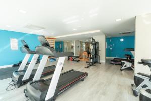 Apartamento em condomínio HOME CLUB, ar-condicionado, cozinha completa, PISCINA e JACUZZI aquecida, SAUNA, ACADEMIA, quadra de esportes playground infantil, salão de jogos a 40m da PRAIA e 15min do Beto Carreiro