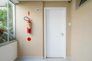 Apartamento em condomínio HOME CLUB, ar-condicionado, cozinha completa, PISCINA e JACUZZI aquecida, SAUNA, ACADEMIA, quadra de esportes playground infantil, salão de jogos a 40m da PRAIA e 15min do Beto Carreiro