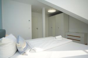 Ferienwohnung mit Balkon, gratis Sauna- und Schwimmbadnutzung im AHOI in Sellin - Haus Inselwind FeWo MEERsonne