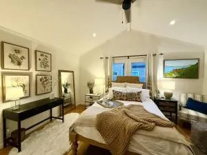 Downtown Healdsburg Plaza Charmer with Hot Tub - Healdsburg