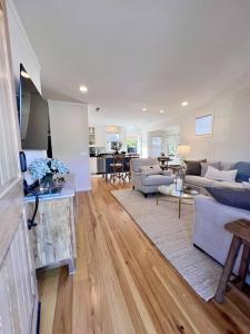 Downtown Healdsburg Plaza Charmer with Hot Tub