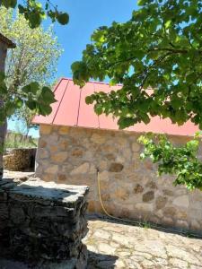 Comfortable house in Cortes do Meio with garden