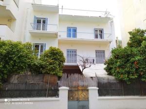 Κρεβάτια σε κοιτώνα 5 from metro