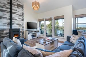 Foys Lake House offers perfect lakeside vacation!