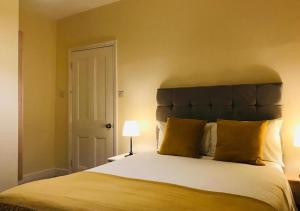 Double Room with Private Bathroom room in The Oval House