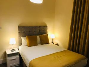 Double Room with Shared Bathroom room in The Oval House