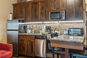 Cozy stay for 4, 5 Min Drive to Base, Full Kitchen, Shared Hot Tub & Pool, Restaurants Nearby!