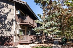 Cozy stay for 4, 5 Min Drive to Base, Full Kitchen, Shared Hot Tub & Pool, Restaurants Nearby!