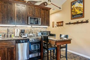 Cozy stay for 4, 5 Min Drive to Base, Full Kitchen, Shared Hot Tub & Pool, Restaurants Nearby!