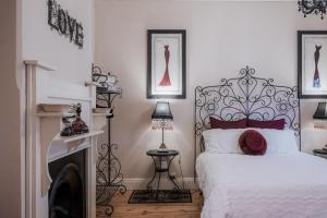 Azalea Cedar-Rose Barossa Valley Villa