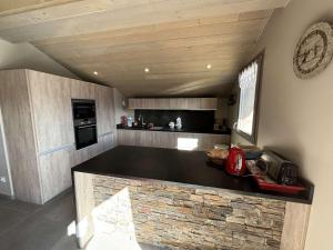 Appartement moderne 5 pièces, proche des pistes avec cheminée, terrasse, parking et bois inclus - FR-1-297-346