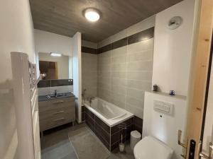 Appartement moderne 5 pièces, proche des pistes avec cheminée, terrasse, parking et bois inclus - FR-1-297-346
