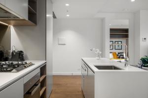 Stunning 2BR Apartment in Melb CBD with Pool and Gym