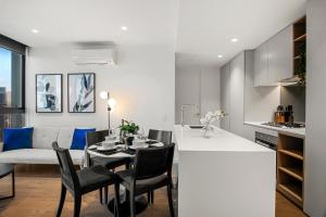 Stunning 2BR Apartment in Melb CBD with Pool and Gym