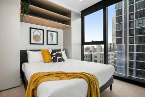 Stunning 2BR Apartment in Melb CBD with Pool and Gym