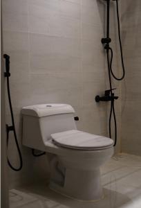 شقة بصاله انيقة وغرفة نوم بسرير كينغ