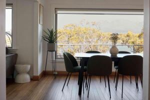 Waterfront home with outdoor spa bath and mountain views - 5 min drive to city