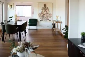 Waterfront home with outdoor spa bath and mountain views - 5 min drive to city - 蒙塔古湾