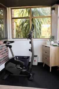 Waterfront home with outdoor spa bath and mountain views - 5 min drive to city