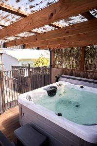 Waterfront home with outdoor spa bath and mountain views - 5 min drive to city