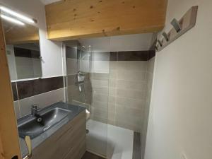 Appartement moderne 5 pièces, proche des pistes avec cheminée, terrasse, parking et bois inclus - FR-1-297-346