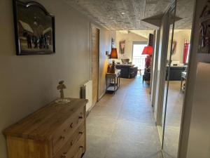 Appartement moderne 5 pièces, proche des pistes avec cheminée, terrasse, parking et bois inclus - FR-1-297-346