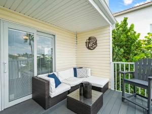 Beautiful Roomy Condo with Sunrise & Sunset Views