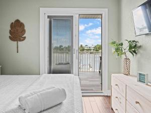 Beautiful Roomy Condo with Sunrise & Sunset Views