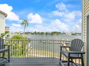 Beautiful Roomy Condo with Sunrise & Sunset Views