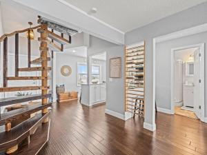 Beautiful Roomy Condo with Sunrise & Sunset Views