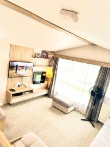 F42 3 bedroom, sleeps 6, 2 toilets close Portsmth