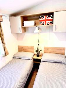 F42 3 bedroom, sleeps 6, 2 toilets close Portsmth