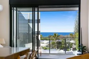 Stylish Beachside 1-Bed with Balcony & Ocean Views - Clothiers Creek
