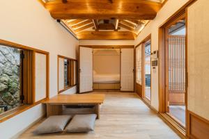 Luxury Hanok Seochon Stay