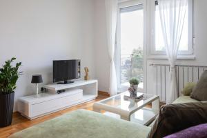 Bright 1BDR with Balcony & Parking 