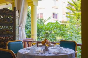 Alaya Stays 4 BHK with Outdoor Dining Area - Abhimanyu Mansion Sapphire