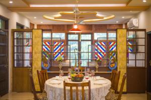 Alaya Stays 4 BHK with Outdoor Dining Area - Abhimanyu Mansion Sapphire