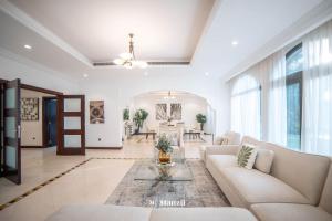 Lux 5BR Villa with Pool & Beach Access in Palm Jumeirah