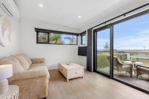 Azure Studio - Ocean Glimpses - 3 Mins Walk to Beach