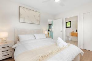 Azure Studio - Ocean Glimpses - 3 Mins Walk to Beach